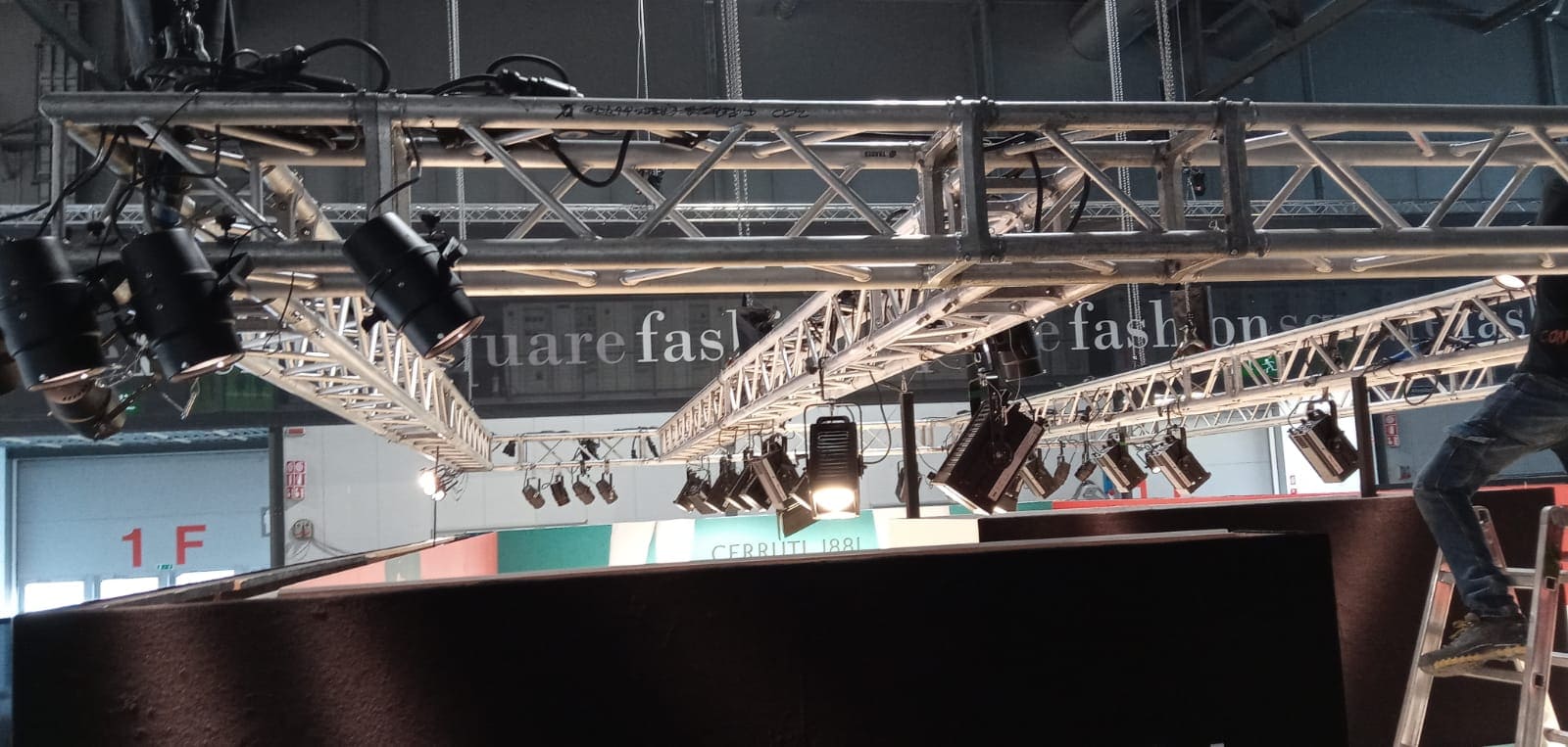 Impalcature e luci allestite all'evento Cerruti da Controluce Illuminazione